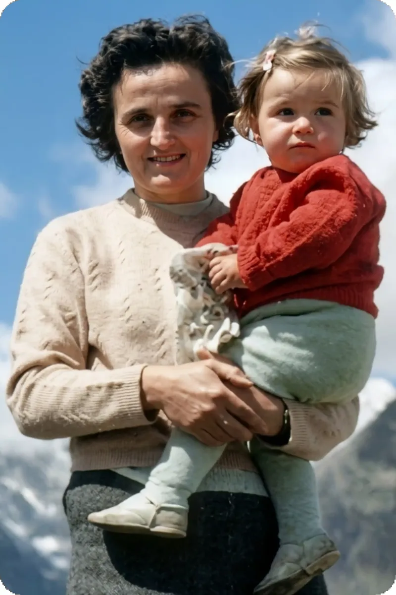 Santa Gianna Beretta Molla com um dos filhos no colo, nas montanhas